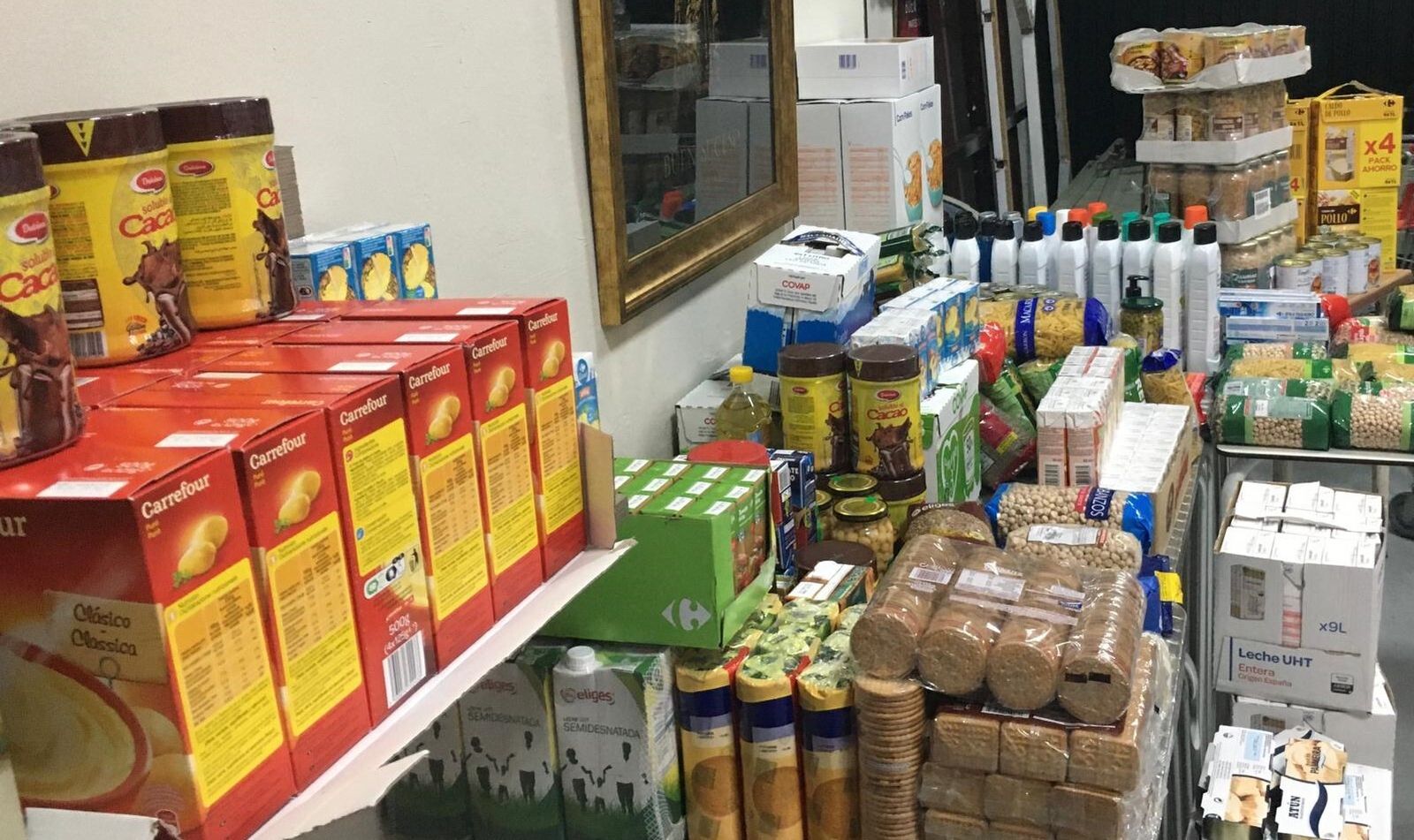 Alimentos y productos de higiene recogidos por la Hermandad del Buen Suceso.