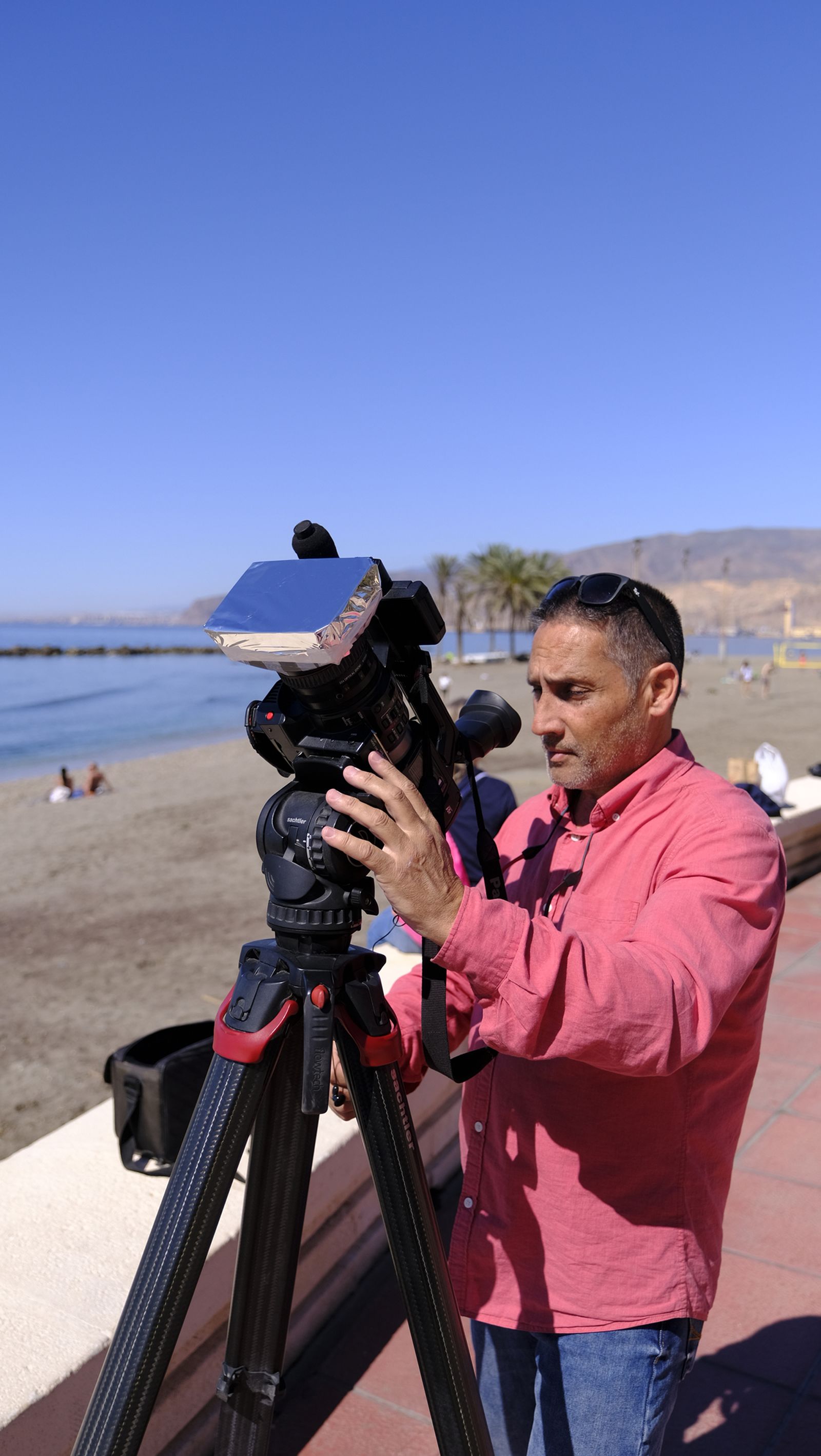 Almería observa el eclipse solar desde el Paseo Marítimo, en imágenes