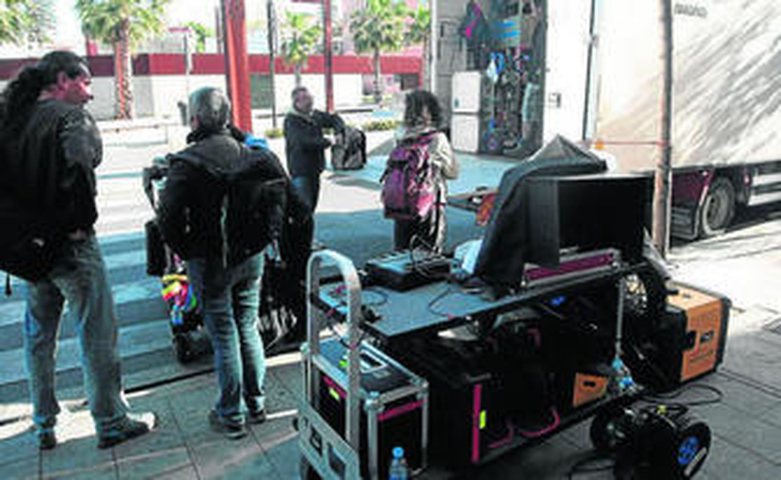 Imagen del equipo de Daniel Monzón, con el cineasta al fondo, ayer en Algeciras.