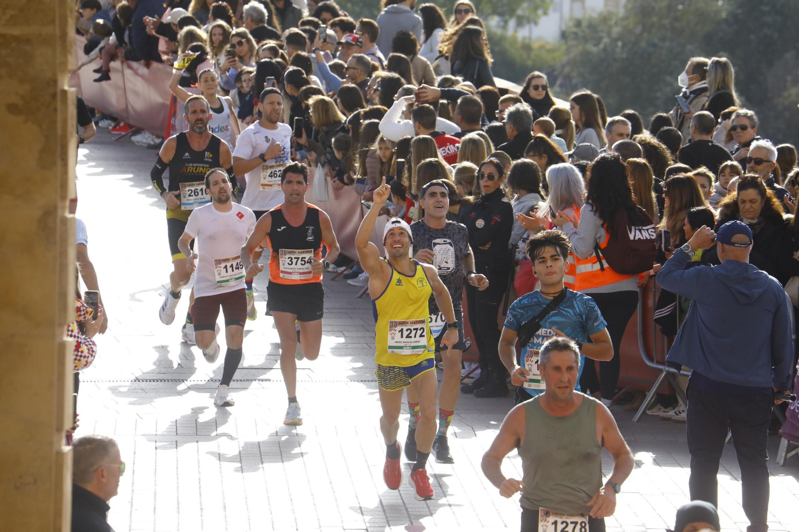 La gloria de cruzar la Puerta del Puente: las fotos de la línea de meta de la Media Maratón de Córdoba 2024