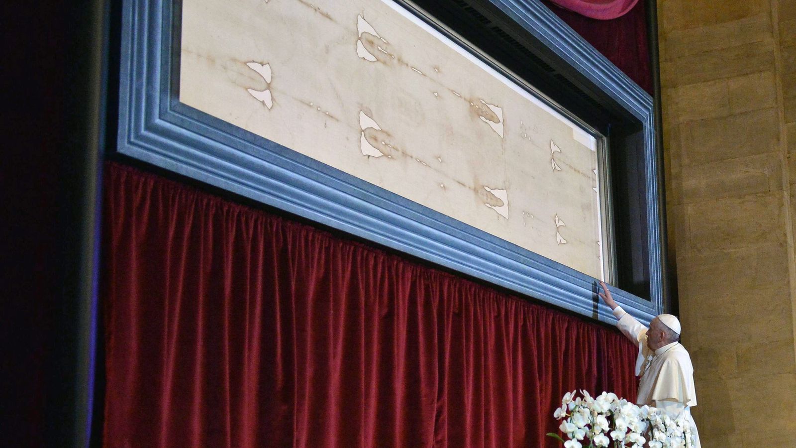 El papa Francisco toca la Sábana Santa expuesta en la catedral de Turín (Italia).