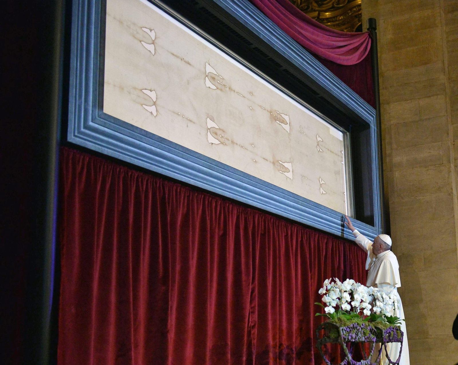 El papa Francisco toca la Sábana Santa expuesta en la catedral de Turín (Italia).