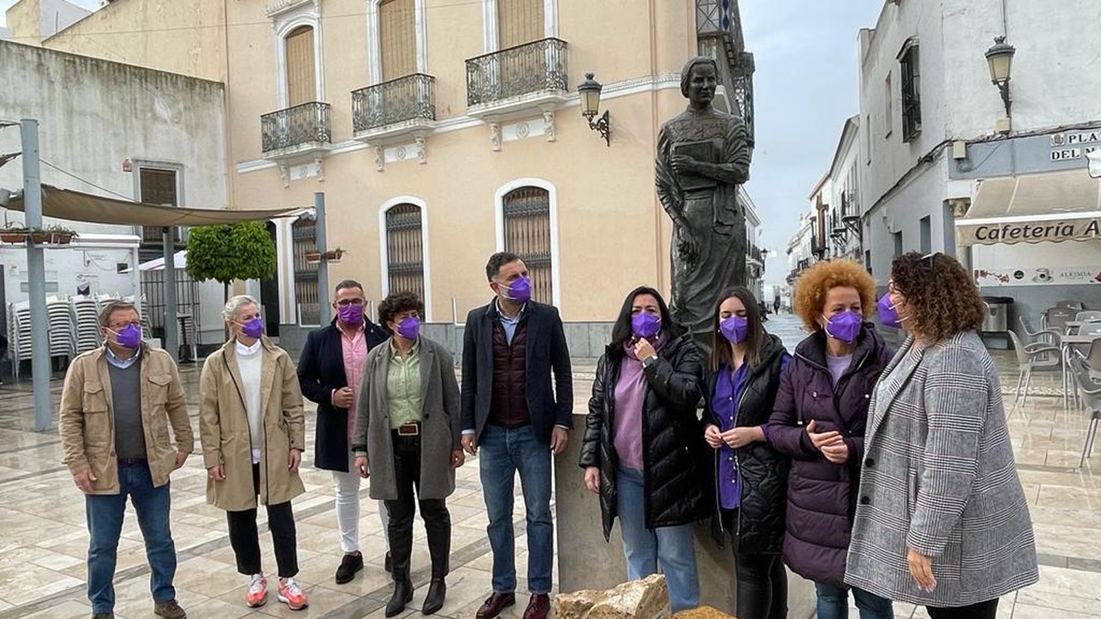 Miembros del PSOE de Huelva junto a l monumento de Zenobia Camprubí, en Moguer