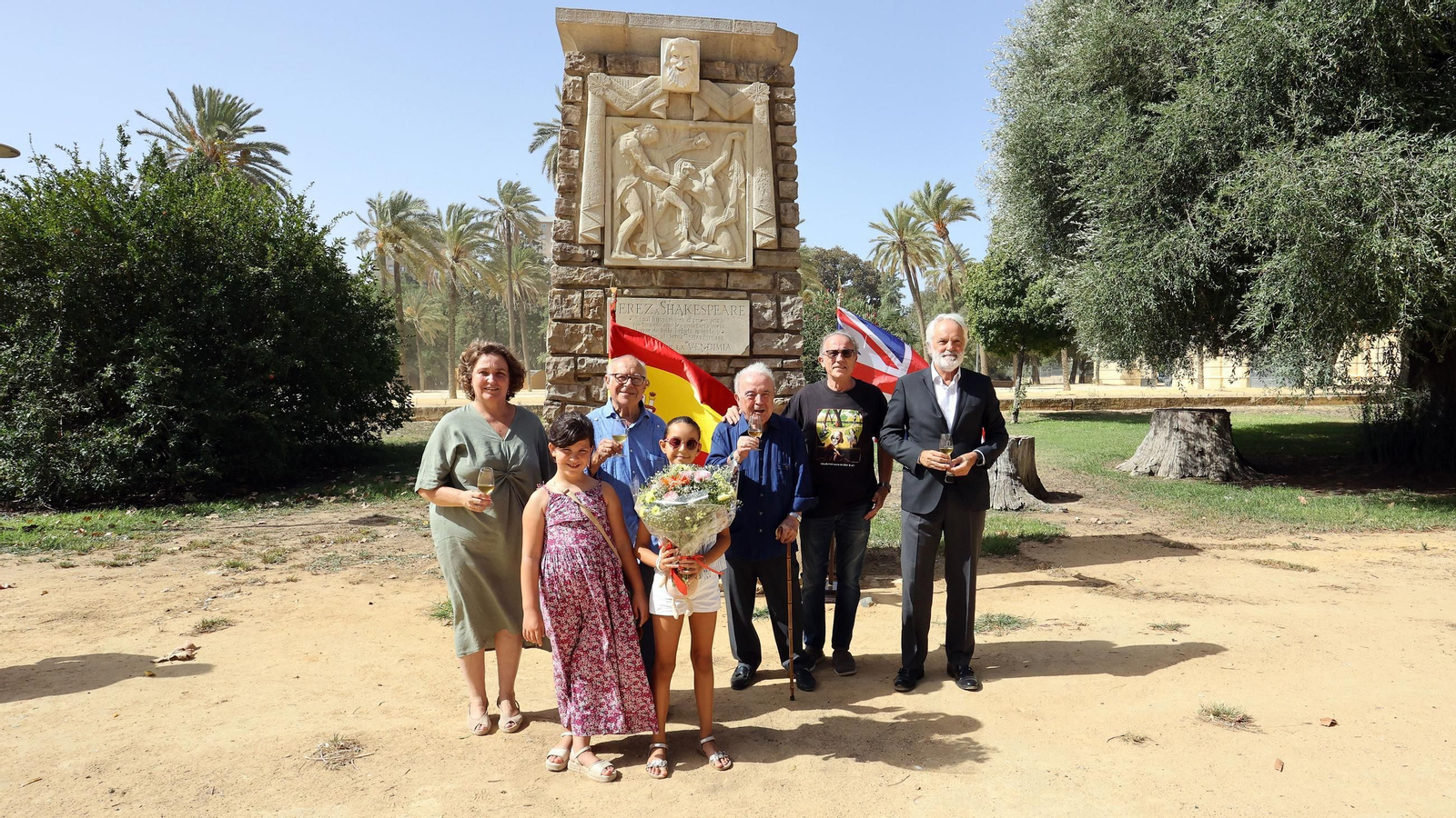 Foto de familia de los participantes, tras el acto.