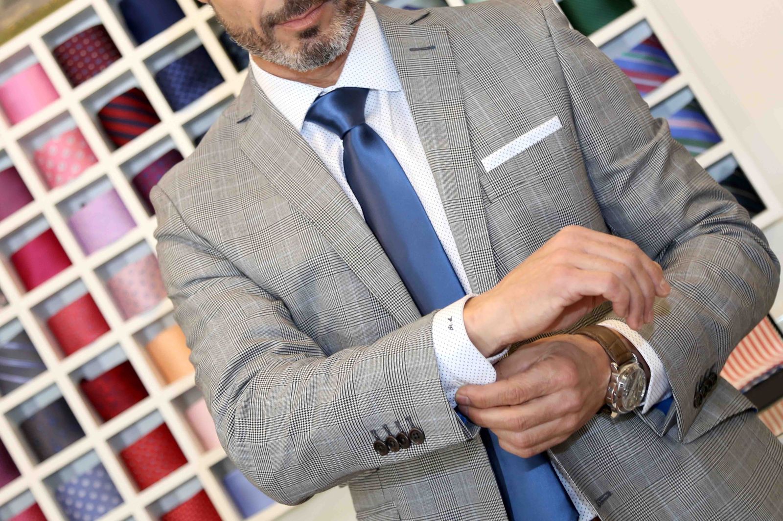 La elección entre una tonalidad u otra, solapa satinada, tirantes, chaleco, faja, pajarita o corbata puede marcar la diferencia.