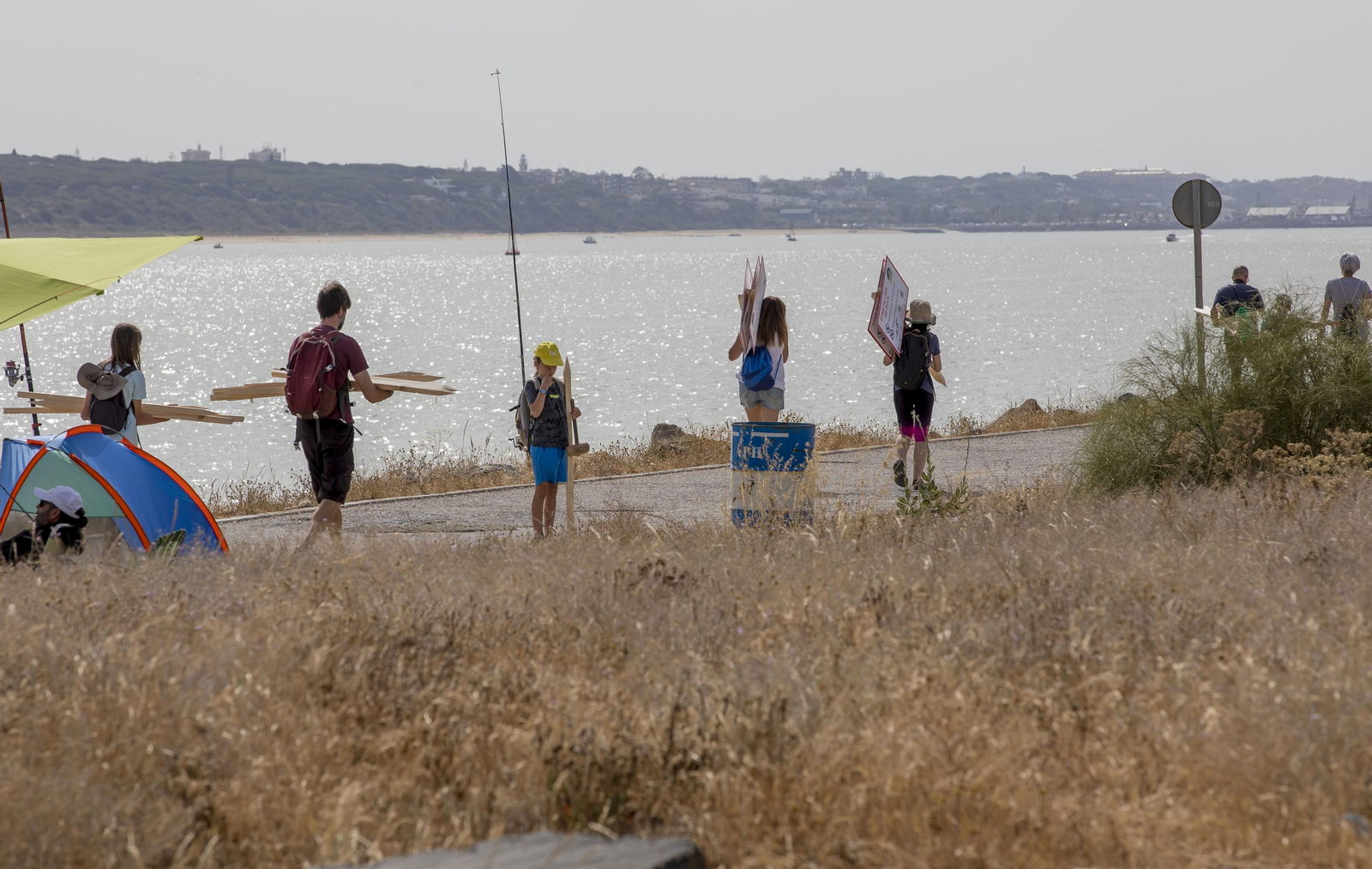 Usuarios de Aspapronias colaboran con el Ayuntamiento y Ahuna en la protección de aves en El Espigón.