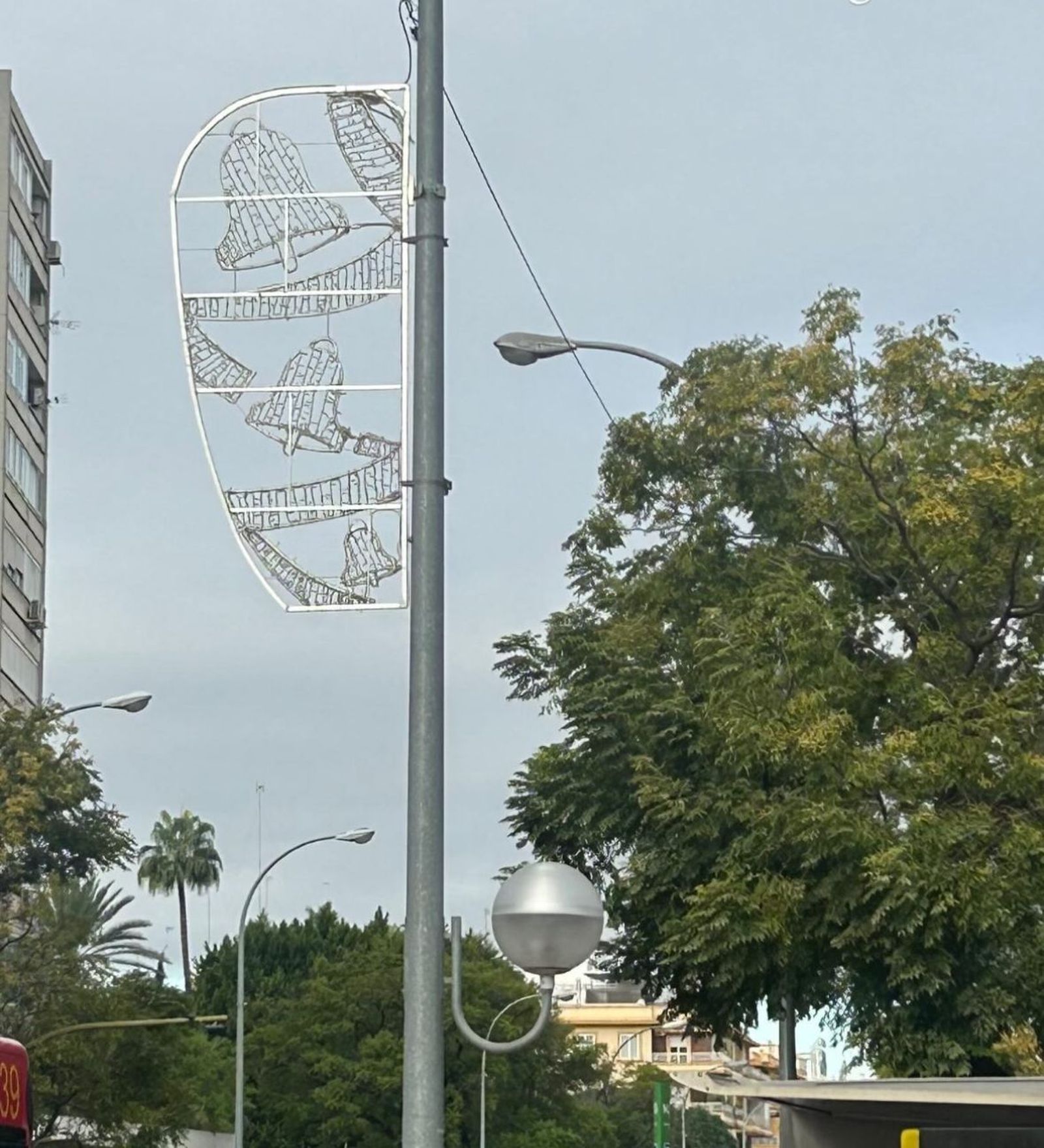 Primeras luces de Navidad en la zona de la Gran Plaza, Nervión