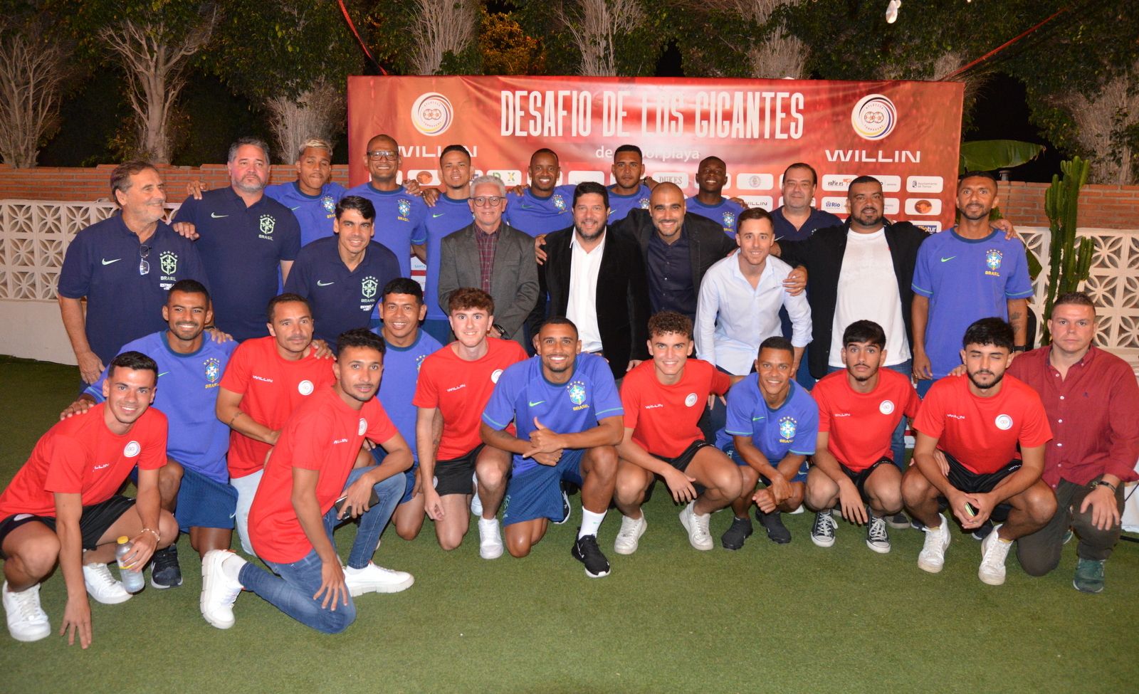 La Selección Nacional de Fútbol Playa de Brasil junto con el CD Atlético Torroxeño