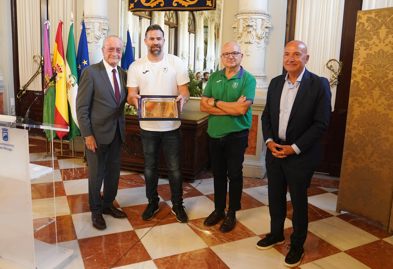 El alcalde recibe a los Campeones del Mundo +35 del Unicaja