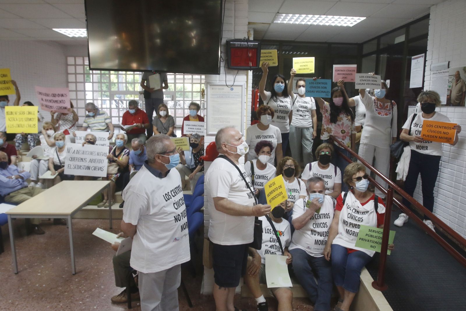 El encierro para exigir la apertura de los centros cívicos de Córdoba, en imágenes