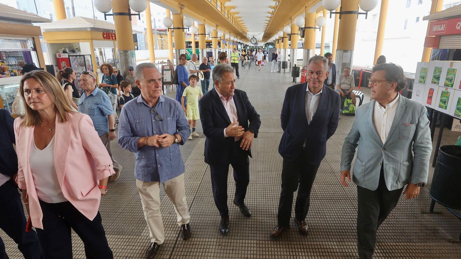 José Luis Sanz con Angi Moreno, Juan Bueno, Manuel Torreglosa (Tussam) y Antonio Castaño en la estación de autobuses del Prado.