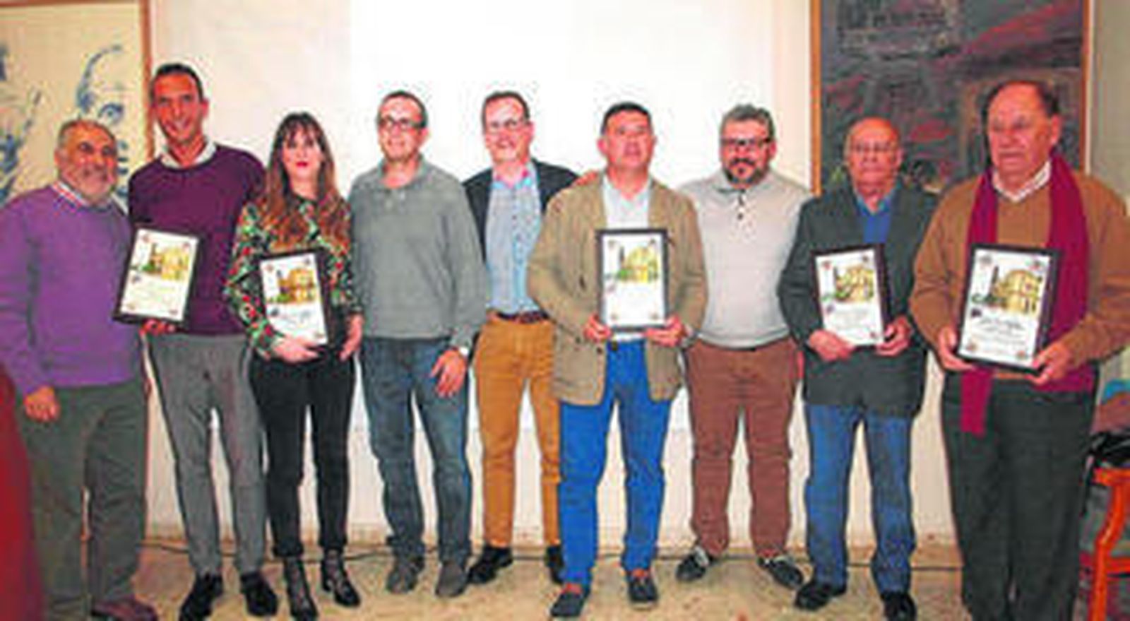 Los premiados como nervenses del año, junto a la Junta Directiva de la sociedad.