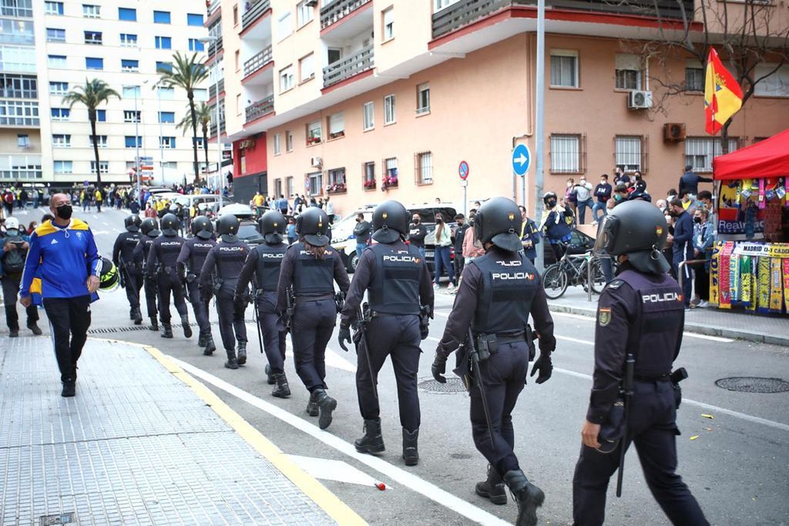 En imágenes, el espectacular recibimiento al autobús del Cádiz en la previa del partido frente al Real Madrid