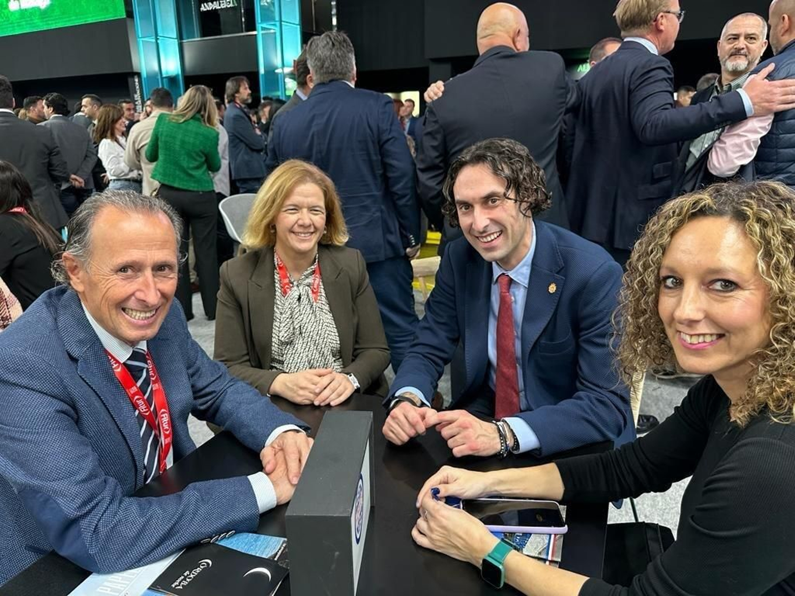La delegada, junto al alcalde, en una de las reuniones mantenidas en Madrid.