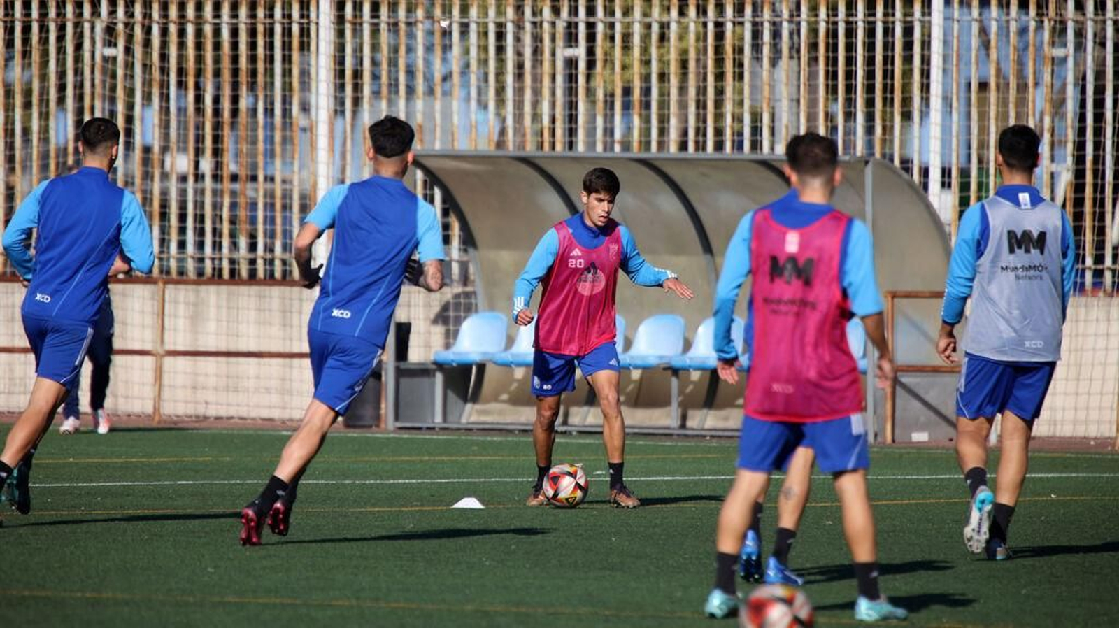 Álex de Rueda es uno de los azulinos que puede ocupar el lateral derecho ante el Conil.