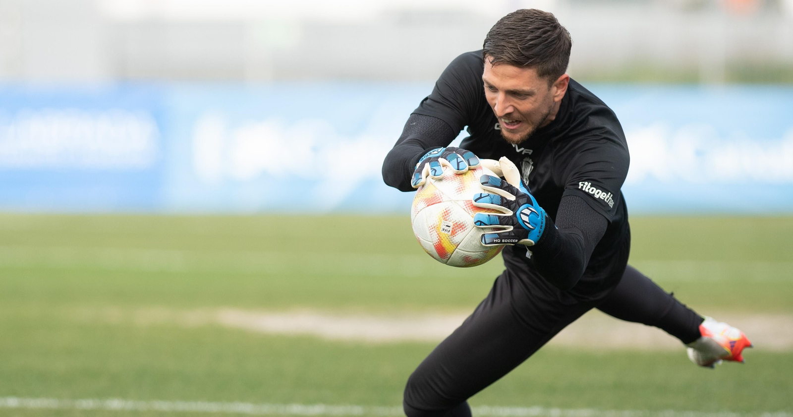 Carlos Marín ataja el balón en el calentamiento previo a un partido del Córdoba CF. Carlos Marín ataja el balón en el calentamiento previo a un partido del Córdoba CF.