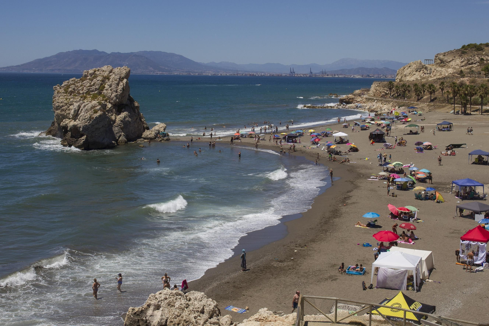 Lleno absoluto este domingo en las playas malagueñas, en fotos