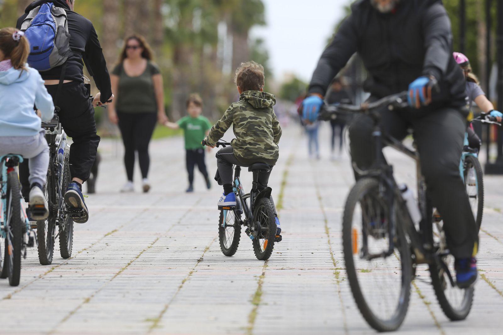 Niños pasean en bicicleta en sus primeras salidas tras el confinamiento.