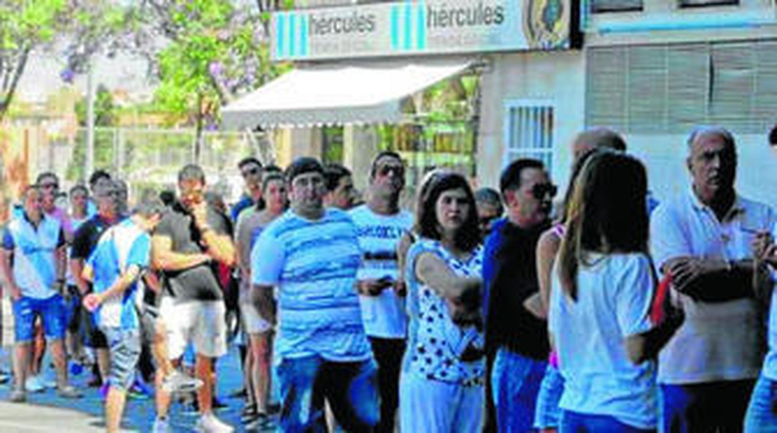 Colas junto a las taquillas del Rico Pérez para retirar una localidad.