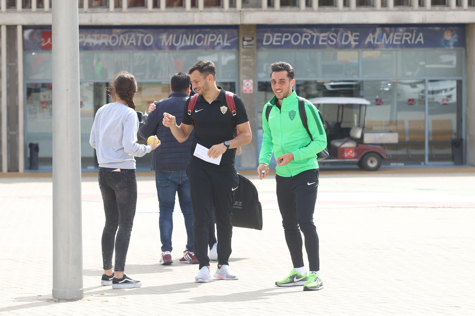 Fotogalería de la salida del Almería y el Almería Genuine hacia sus respectivos partidos.