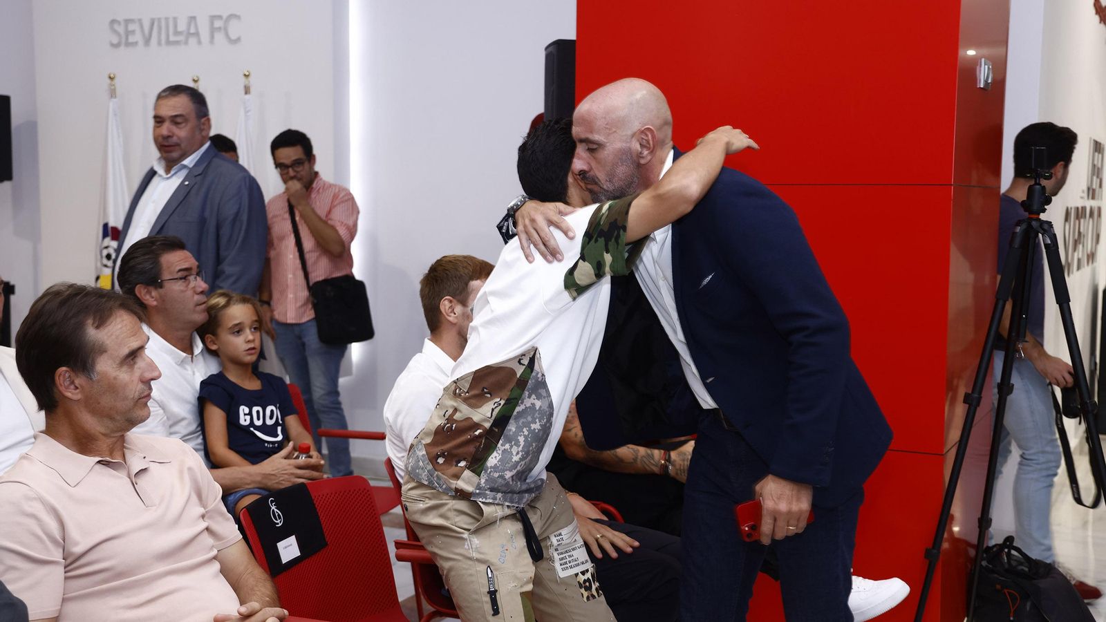 Lopetegui observa el saludo de Monchi a Jesús Navas antes de la despedida de Munir.