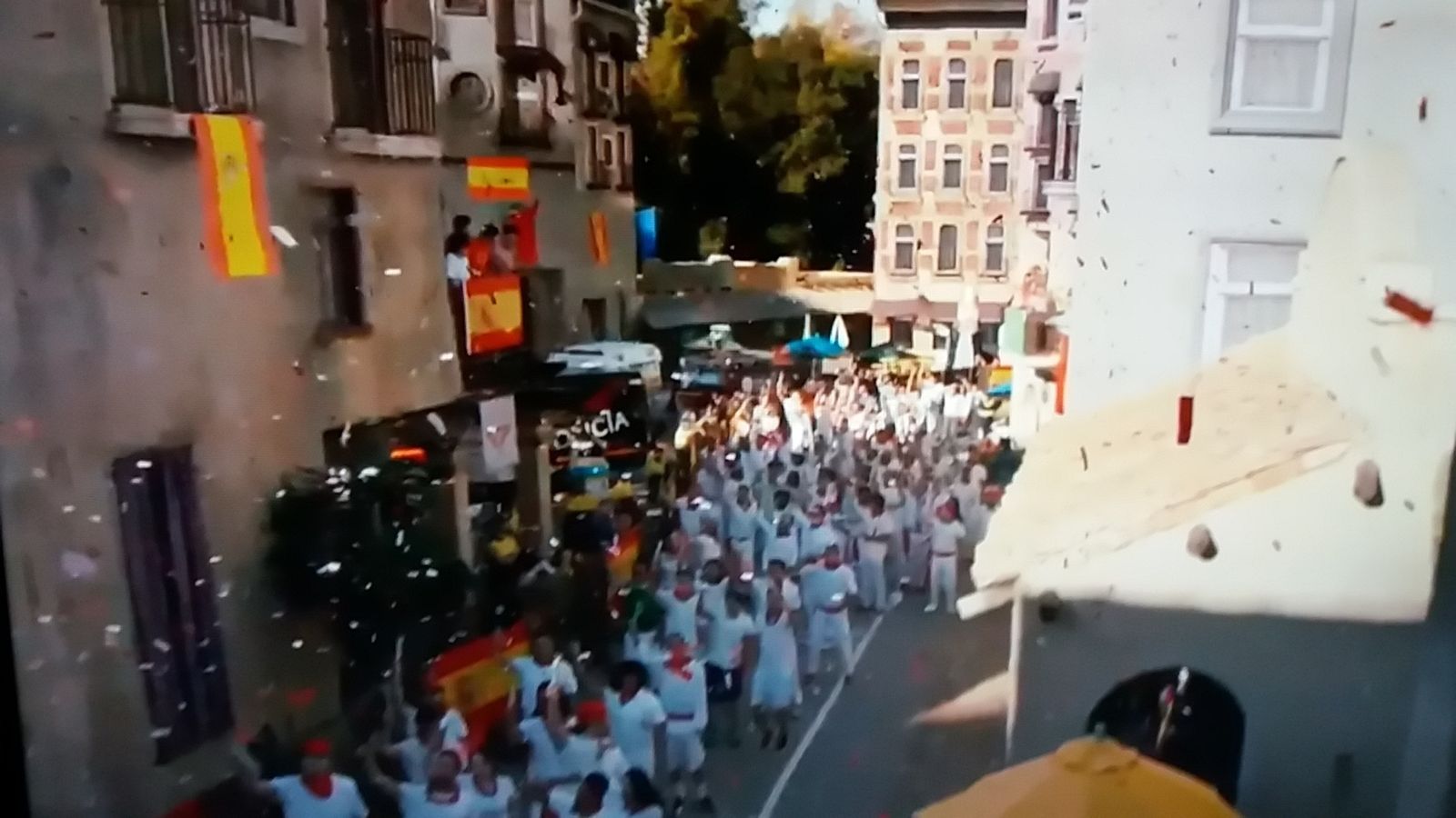 El encierro, lleno de banderas españolas, de 'Mentes...'