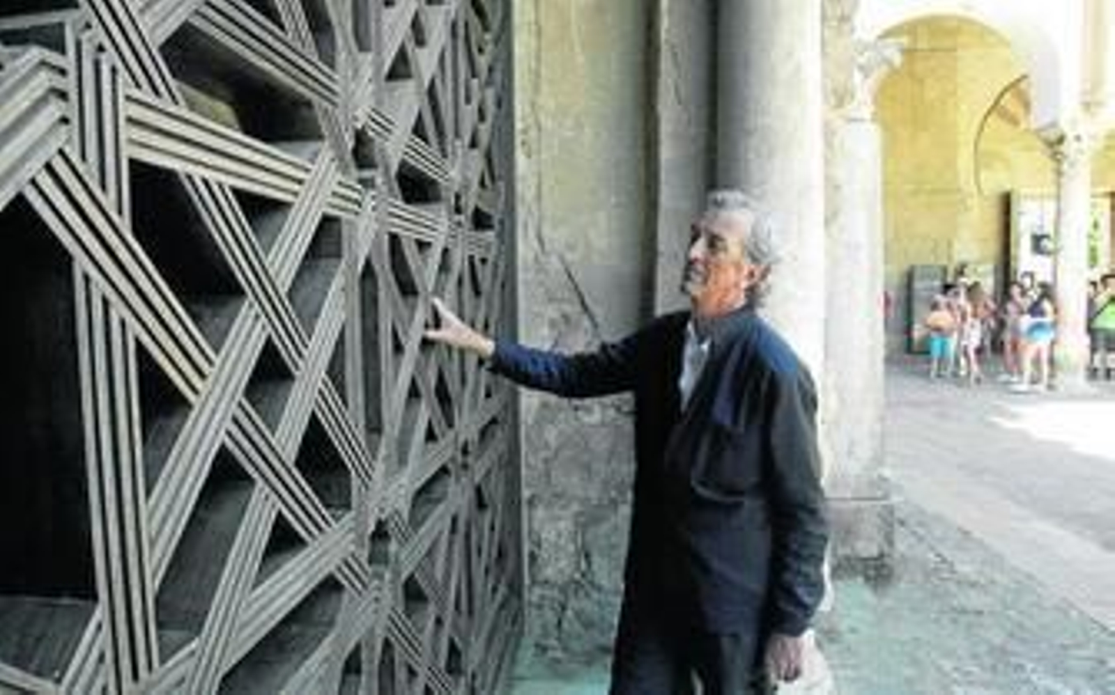 El arquitecto Rafael De La-Hoz, ayer, en la celosía de la Mezquita que diseñó su padre junto con Víctor Caballero.