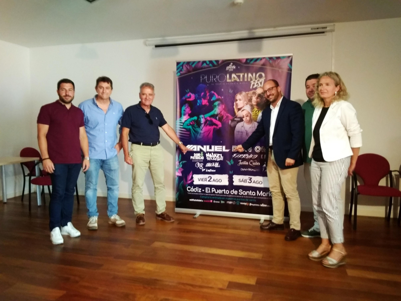 El alcalde de El Puerto, Germán Beardo, y la futura concejala de Deportes, Lola Campos, junto a los organizadores del evento.