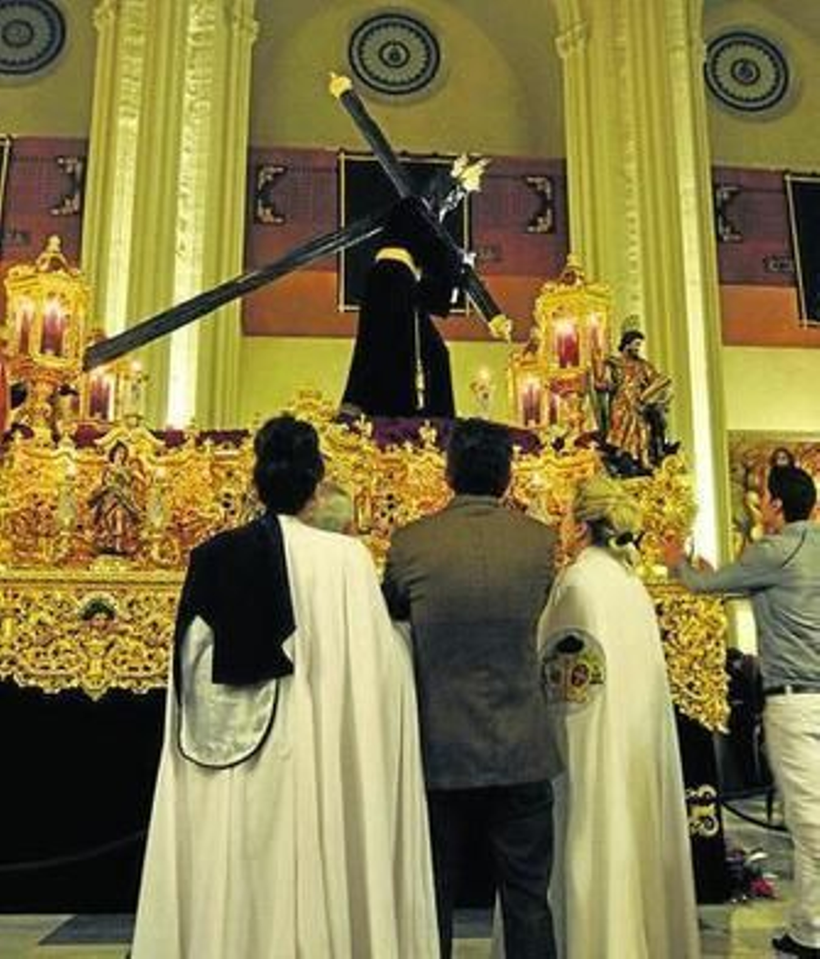 La Macarena, en el interior de la basílica, tras confirmarse que no saldría.