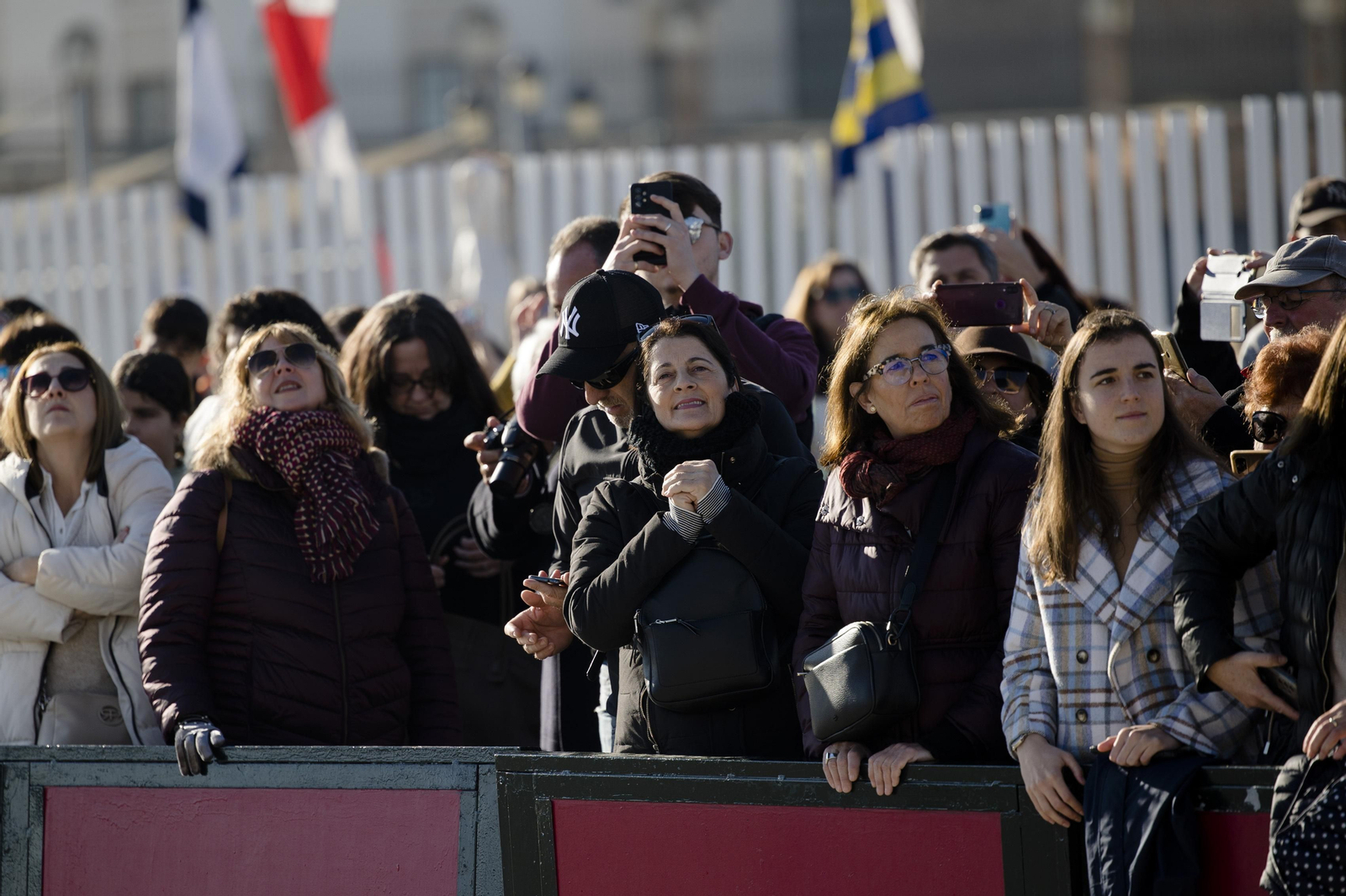Las imágenes de la salida del buque  "Juan Sebastián de Elcano" del muelle de Cádiz.
