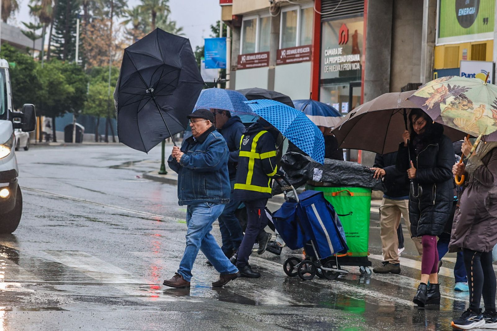 Fotografías de la mañana lluviosa en la capital