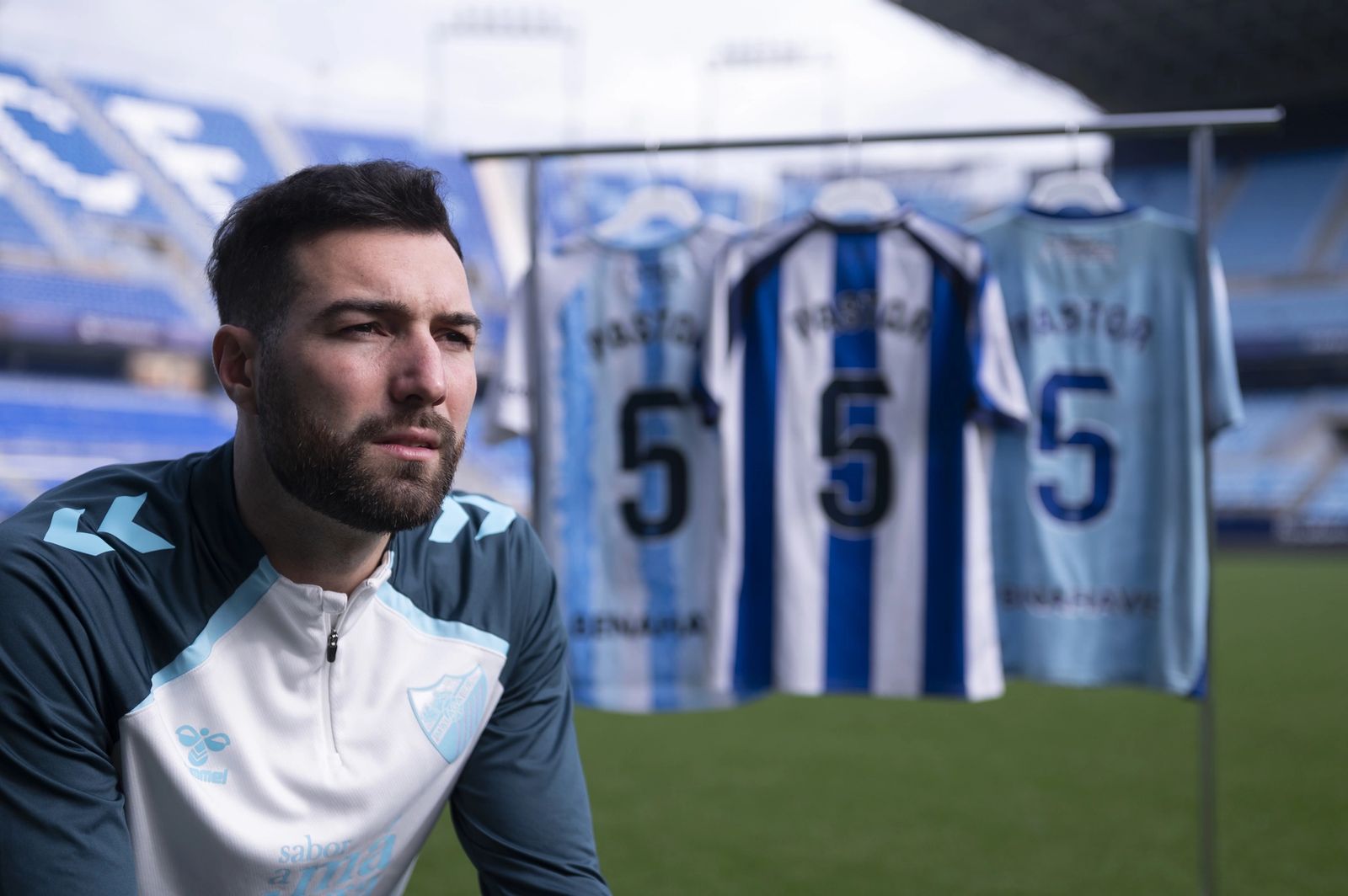 Álex Pastor posa con sus camisetas durante su paso en el Málaga CF