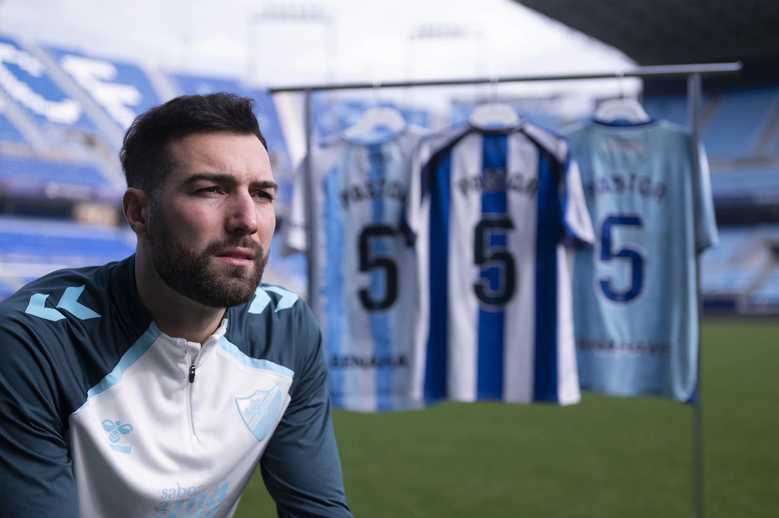 Álex Pastor posa con sus camisetas durante su paso en el Málaga CF