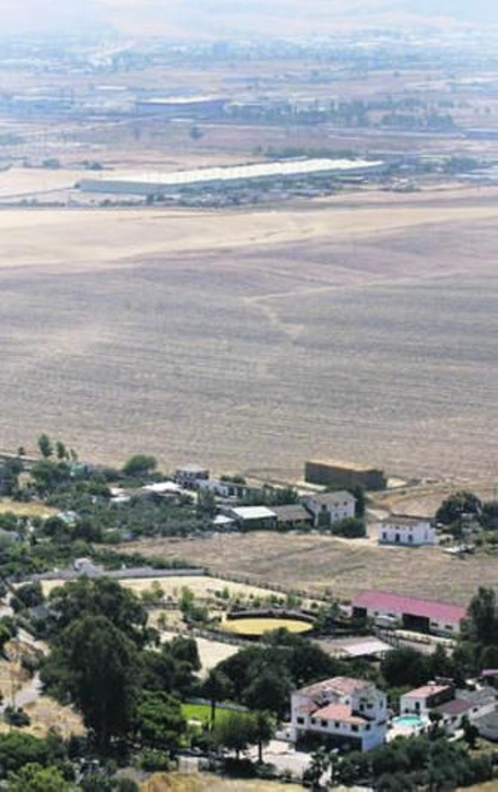 Panorámica de las naves de Colecor desde la carretera de Trassierra.