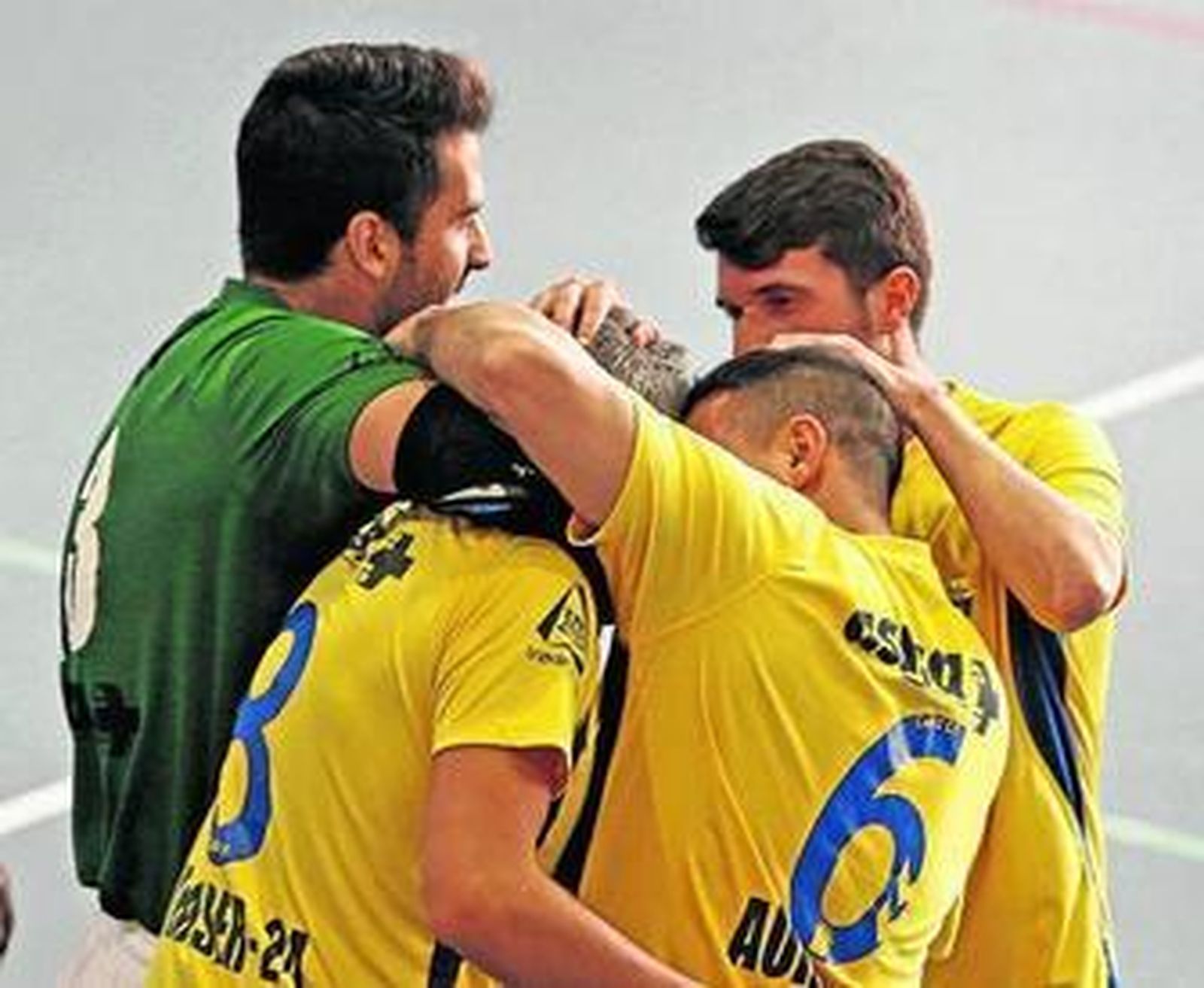 Los jugadores panaderos celebran un gol.