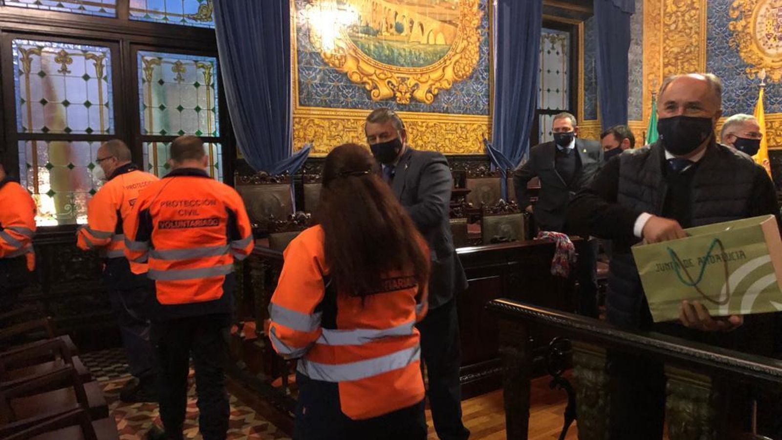 Sanz, con voluntarios de Protección Civil en Algeciras.