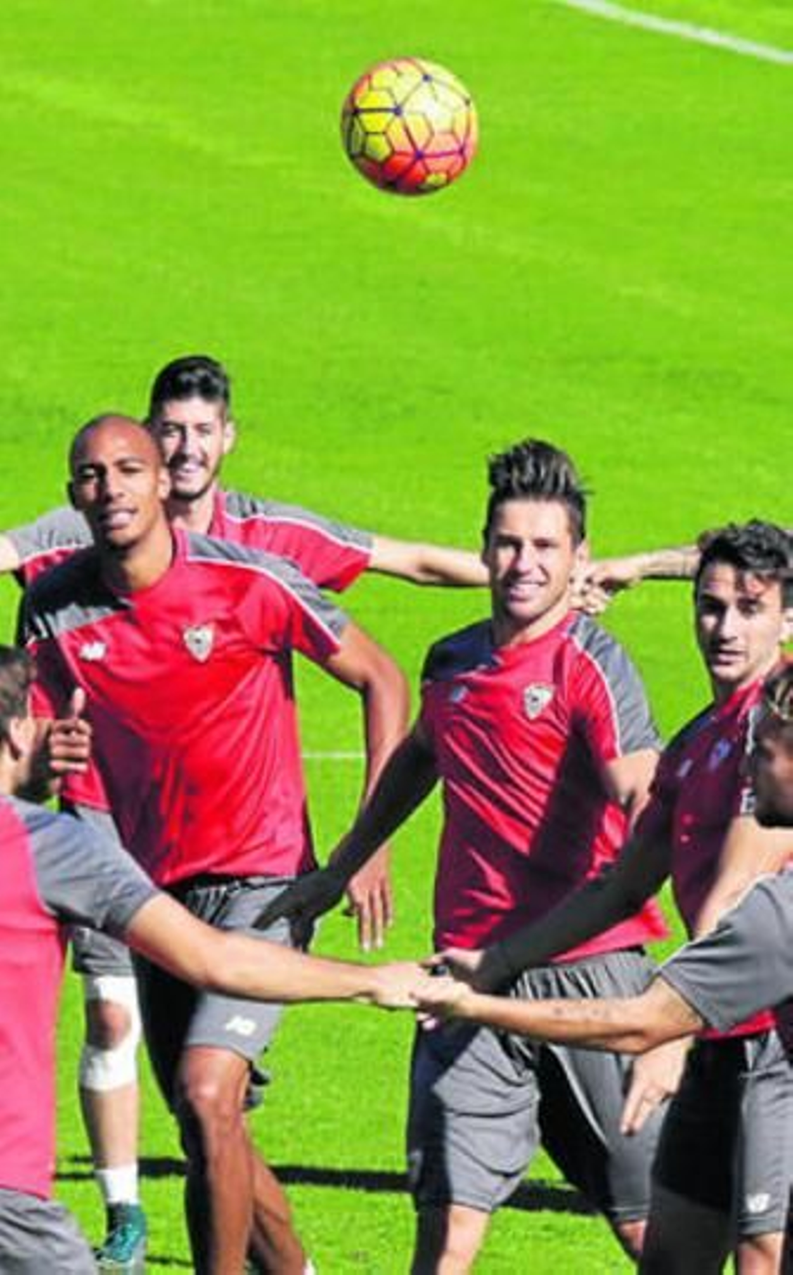 Krychowiak, en primer término, mira un balón por los aires junto a N'Zonzi, Escudero y Juan Muñoz.