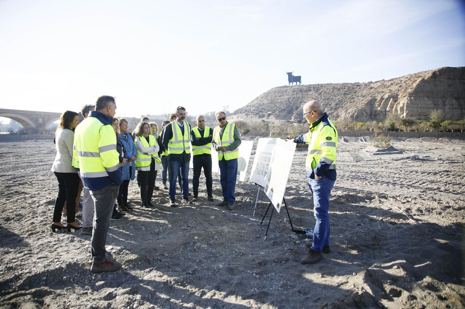 Las imágenes de la visita las obras de restauración hidrogeomorfológica y de naturalización del cauce del río Andarax, en Rioja