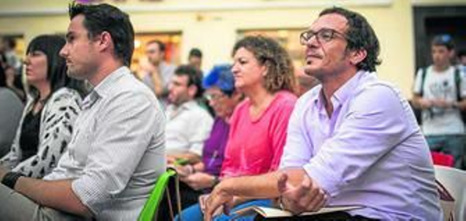 El alcalde José María González sigue una de las intervenciones de la asamblea ciudadana del pasado viernes.