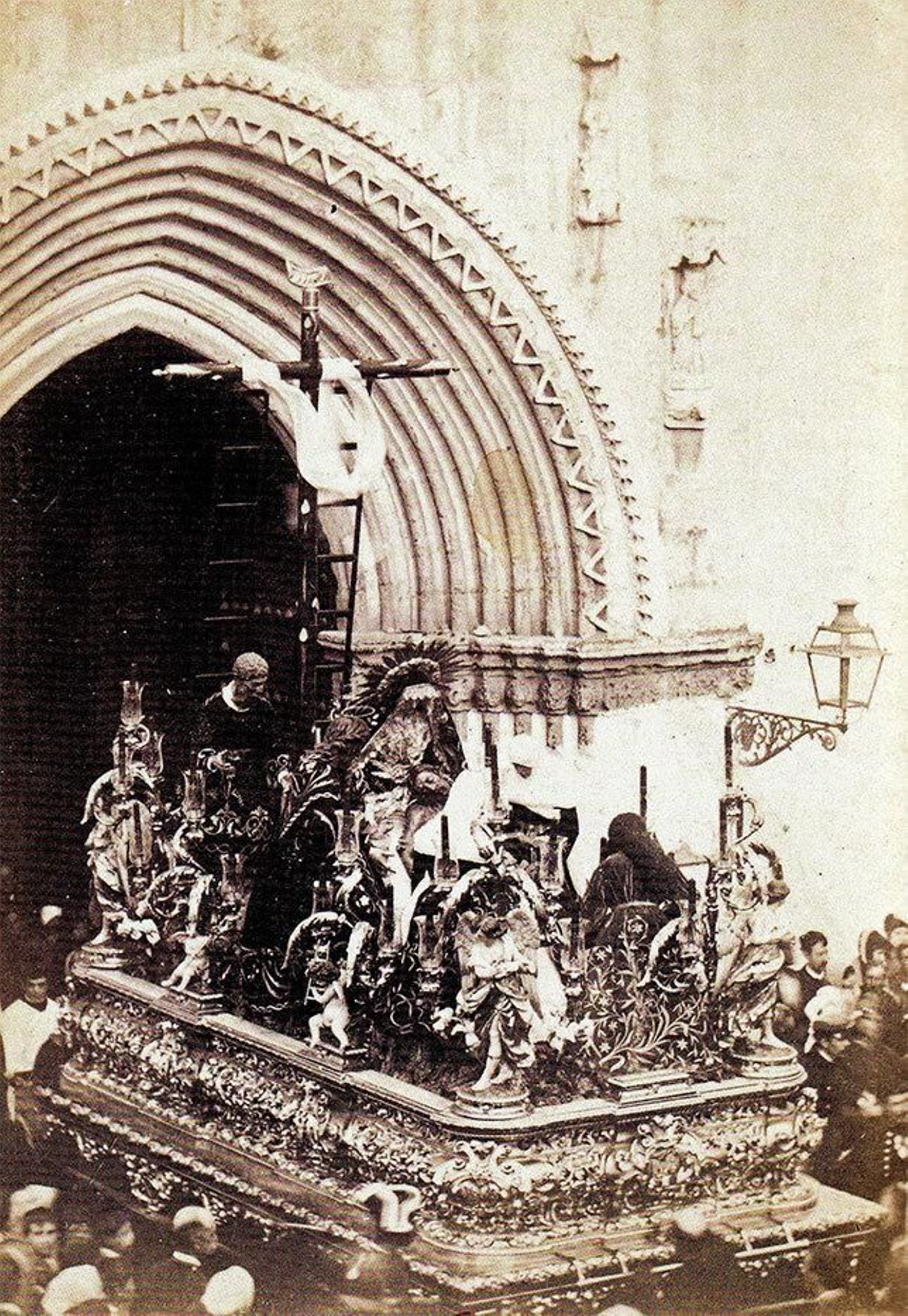 La Mortaja saliendo de Santa Marina