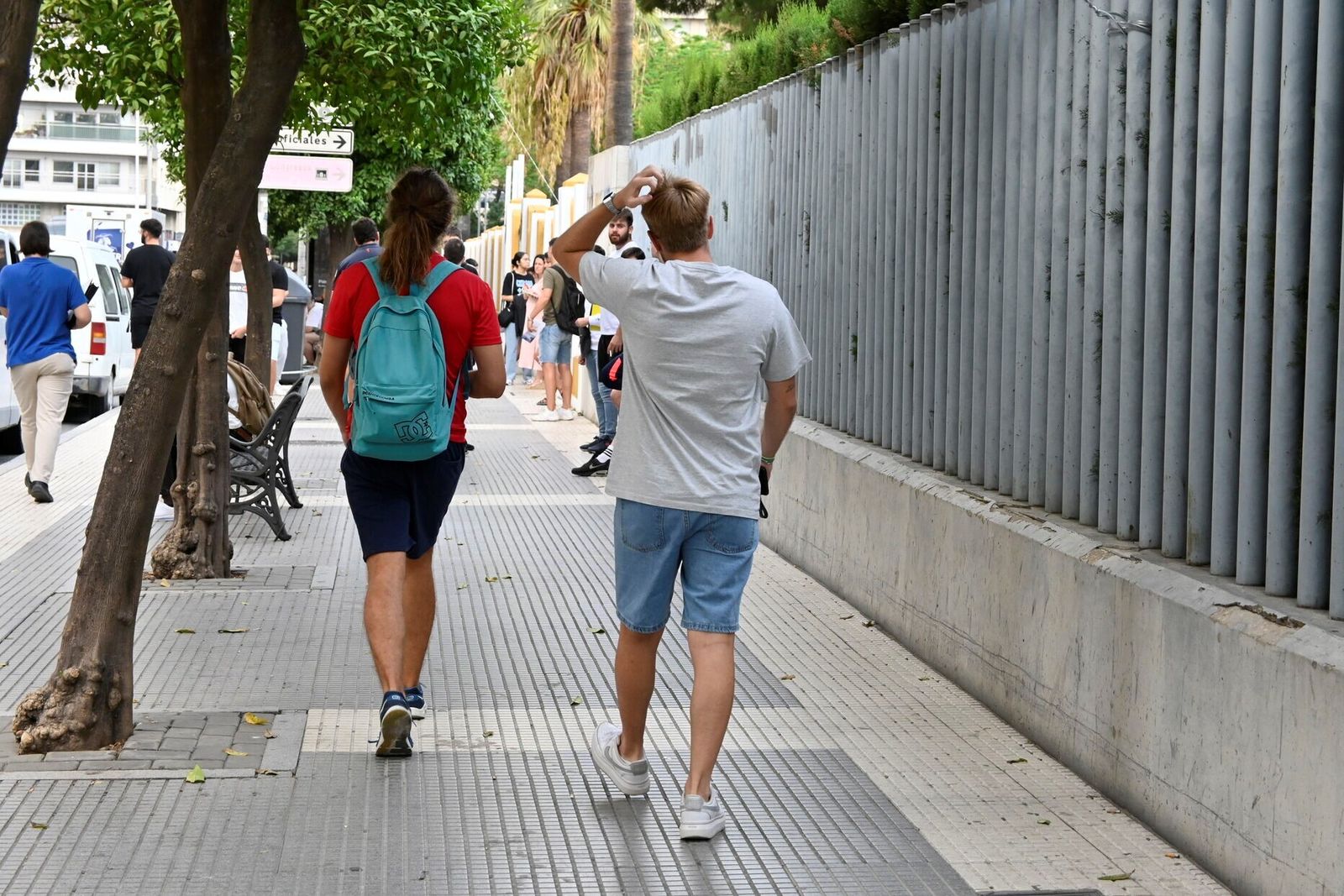 Estudiantes se dirigen a su centro educativo.