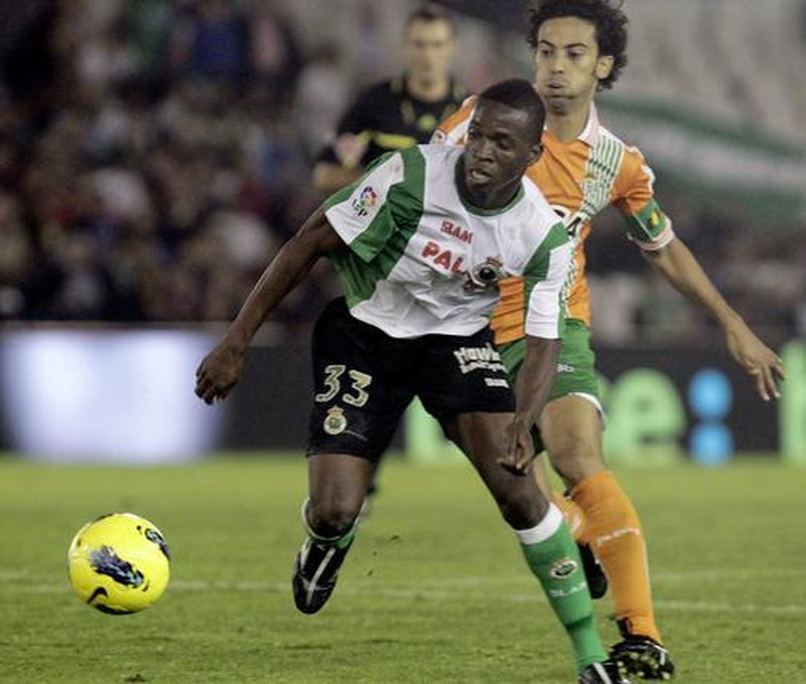 Iriney persigue a Koné. / EFE