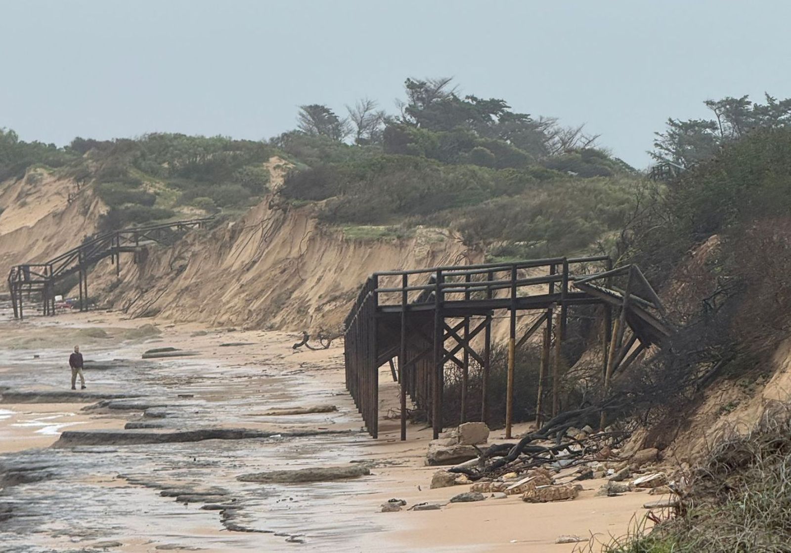 Pasarela destruida en la playa de Punta Candor de Rota.