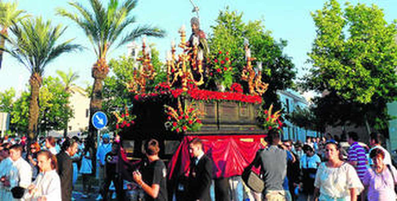 La imagen de Santiago Apóstol, obra de Elías Rodríguez Picón, en su salida procesional por el barrio del Molino de la Vega.