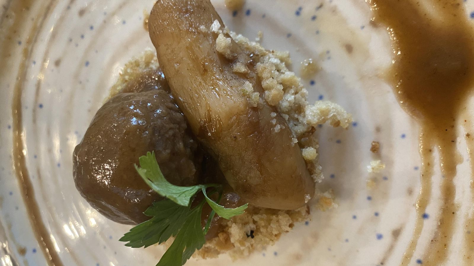 Jamón de ciervo asado al horno con piña caramelizada.