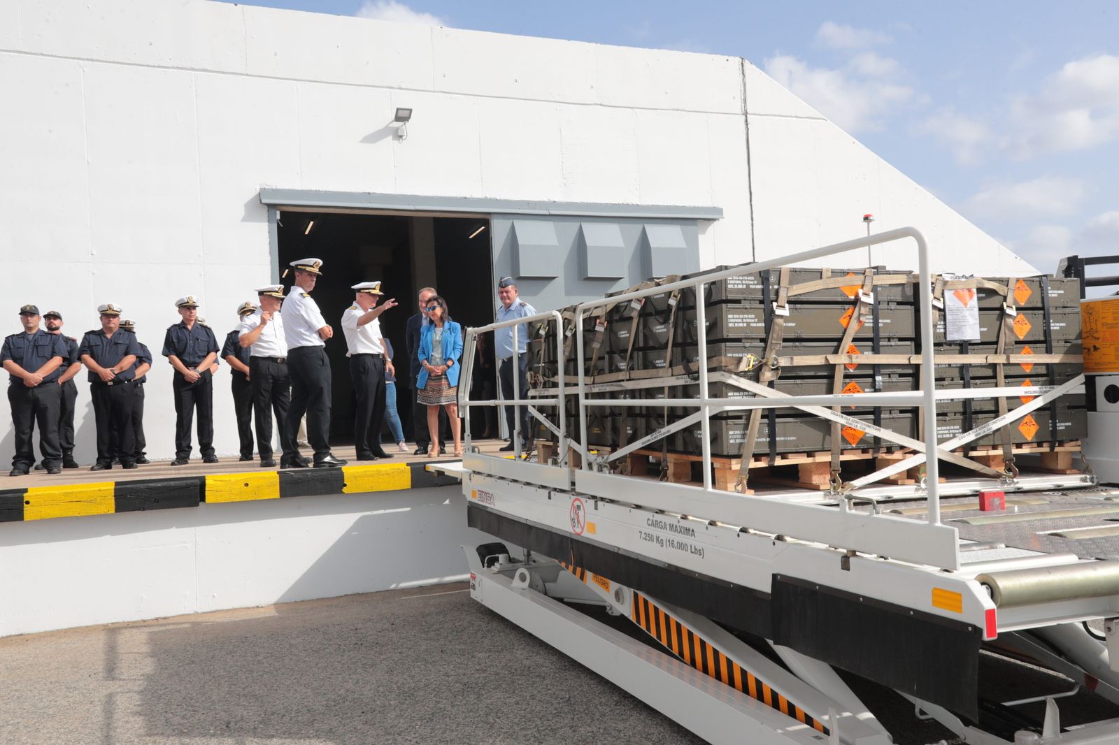 La ministra de Defensa atiende las explicaciones del jefe del Arsenal de Cádiz en la Base de Rota.