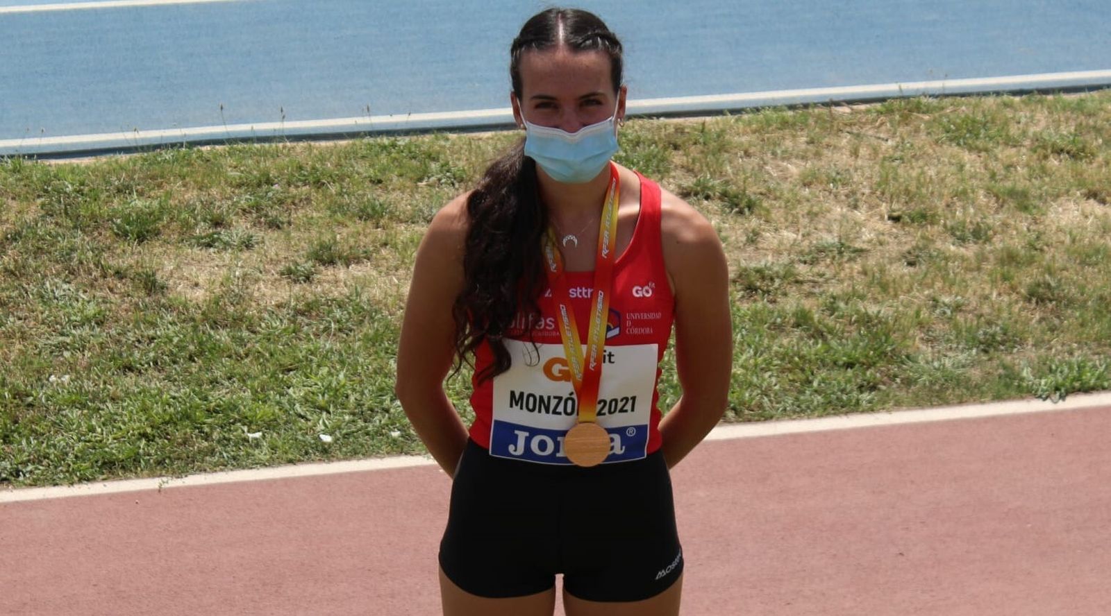 Carmen Avilés, con la medalla de bronce conseguida en Monzón hace unos días.