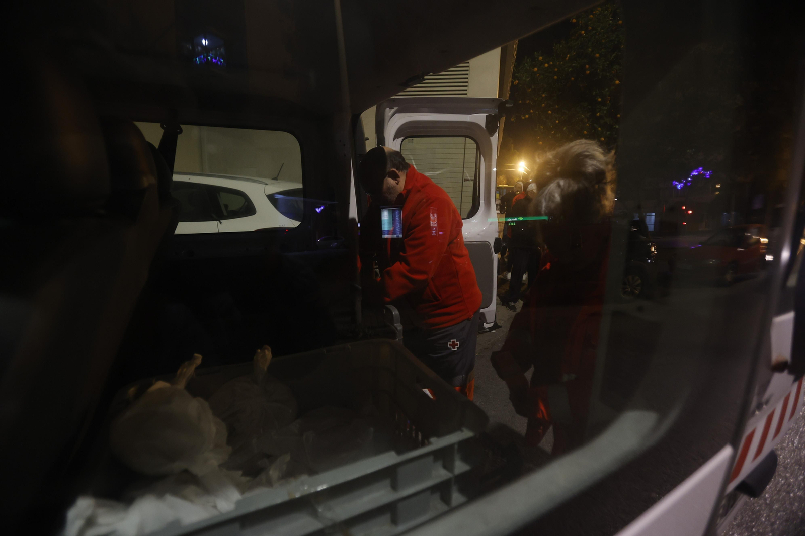 Una noche con el servicio de atención a personas sin hogar de Cruz Roja Córdoba, en imágenes