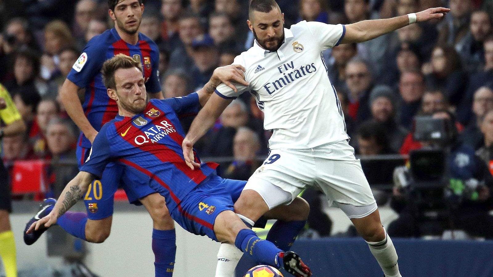Rakitic defiende a Benzema.