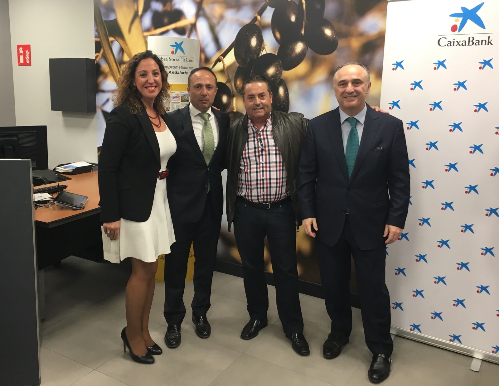 El director territorial de CaixaBank, el alcalde de Villanueva de Algaidas, la directora de la oficina y el director de área de negocio.